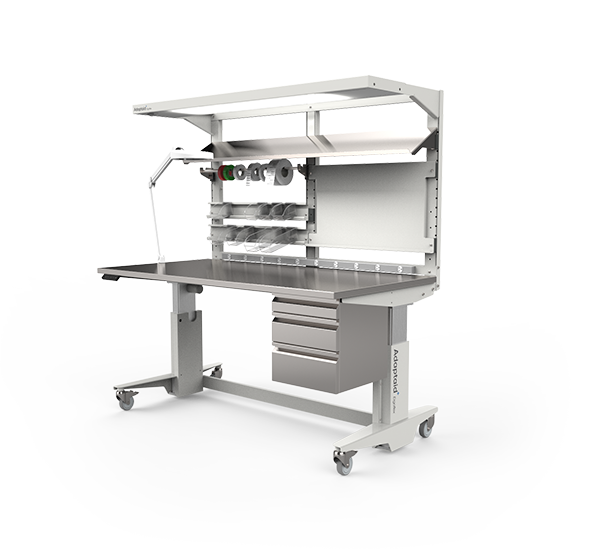 Table de préparation et d'emballage du service de retraitement avec module supérieur, tête d'éclairage, ensemble de trois tiroirs, lampe loupe, tableau blanc et barre de suspension polyvalente.