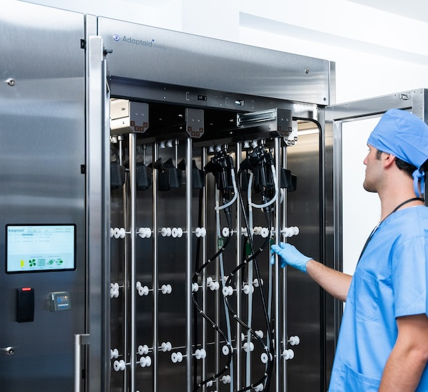 Meilleure armoire de stockage d'endoscopes avec air filtré HEPA en pression positive avec des supports coulissants offrant un accès ergonomique aux endoscopes et une ventilation des canaux facile à utiliser.