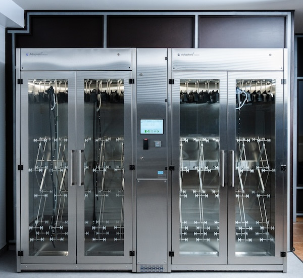 Armoire de stockage d'endoscopes avec air filtré HEPA, séchage des canaux, système de traçabilité, deux rangées de supports et capacité de 32 endoscopes