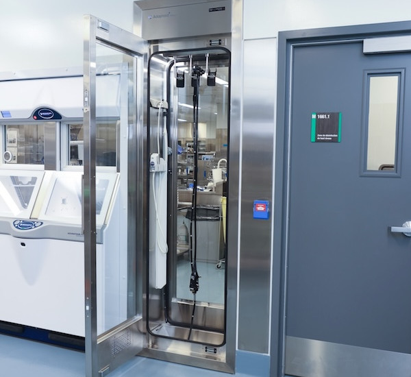 Armoire traversante conçue pour le service hospitalier de retraitement des dispositifs médicaux pour le stockage et le séchage des endoscopes et des sondes